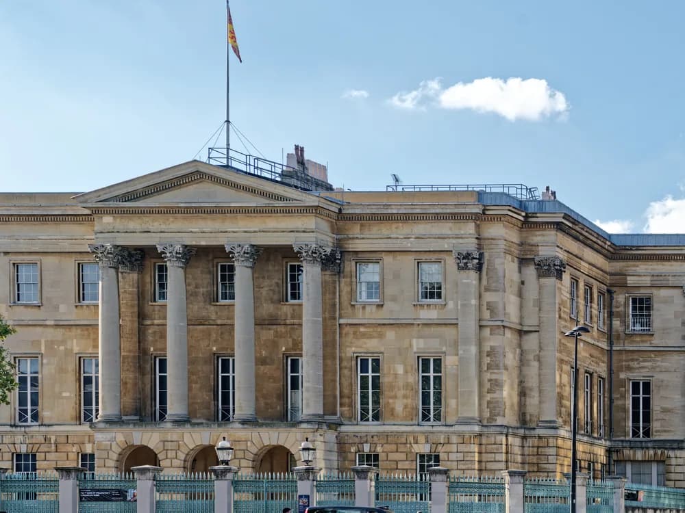 Apsley House at Hyde Park Corner, London — the Duke of Wellington's London residence, home of the Canova Napoleon statue and the Spanish royal art collection gifted after the Battle of Vitoria