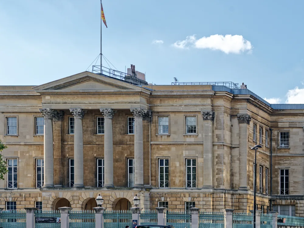 Apsley House at Hyde Park Corner, London — the Duke of Wellington's London residence, home of the Canova Napoleon statue and the Spanish royal art collection gifted after the Battle of Vitoria
