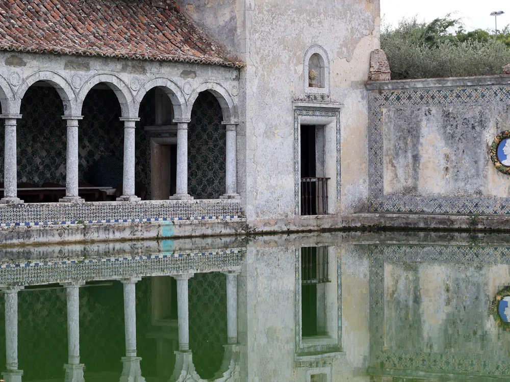 Quinta da Bacalhôa (Bacalhôa Palace) and its Renaissance formal garden near Azeitão, Setúbal District, Portugal — the Casa do Lago pavilion with its 1565 azulejo panel above the ornamental lake