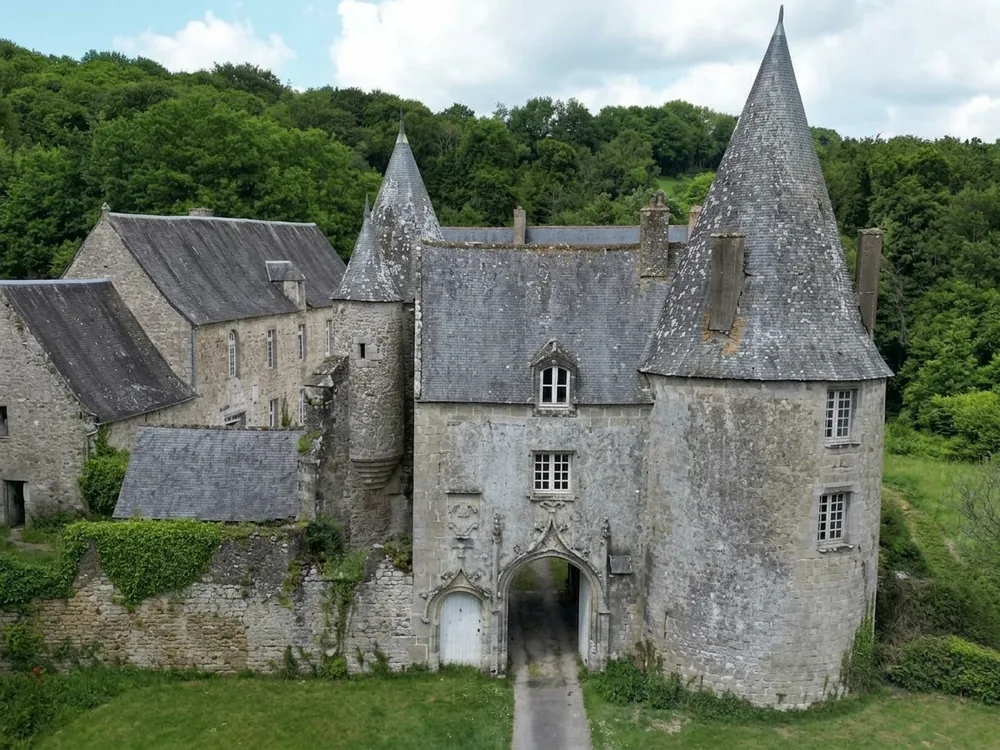 Château de la Noé Sèche near Quintin, Brittany, France — a former Hospitaller commandery with a protected 15th-century gatehouse