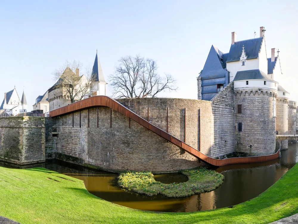 Château des ducs de Bretagne in Nantes — the last independent ducal castle of Brittany, with the Tour de la Couronne d'Or and the polygonal enceinte above the moat
