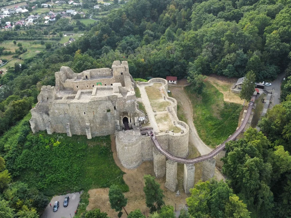 Neamț Citadel on Timuș Rock above the Neamț River valley in Moldavia, Romania — Stephen the Great's unconquered 15th-century fortress above Târgu Neamț