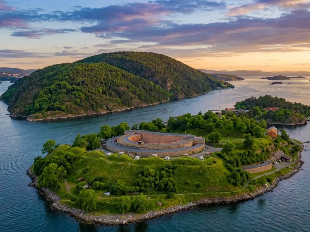 Oscarsborg Fortress on its islets in the Drøbak Sound, viewed from the Oslofjord — the granite coastal artillery fortress where Norwegian reservists sank the German cruiser Blücher on 9 April 1940