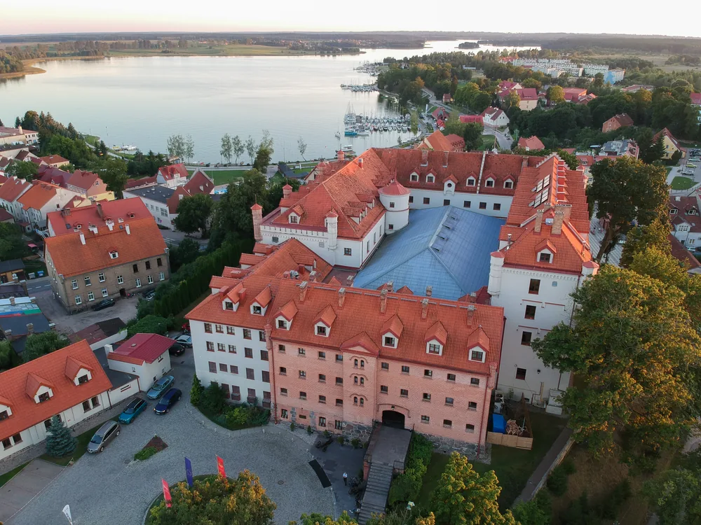 Ryn Castle between the town of Ryn and Lake Ołów in Masuria, Poland — a Teutonic Order commandery built around 1377, now a castle hotel