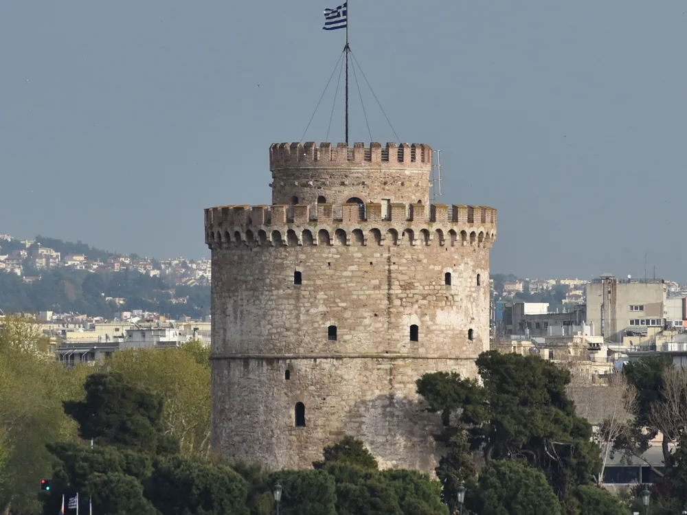 White Tower of Thessaloniki (Lefkós Pýrgos) — the 15th-century Ottoman cylindrical tower on the waterfront promenade of Thessaloniki, overlooking the Thermaic Gulf, Central Macedonia, Greece